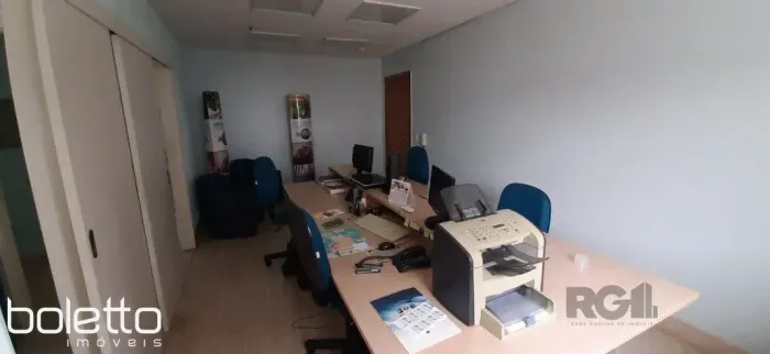 Sala comercial para Comprar com 1 vaga na Cristóvão Colombo.