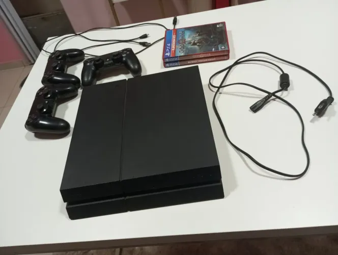Playstation 4 FAT 500GB +2 jogos +3 controles +2 cabos carregadores e cabo alimentação