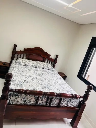 Cama casal Queen Madeira com criados