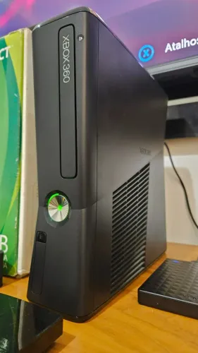 Xbox 360 Slim RGH HD 500GB 2 controles escolhe os Jogos