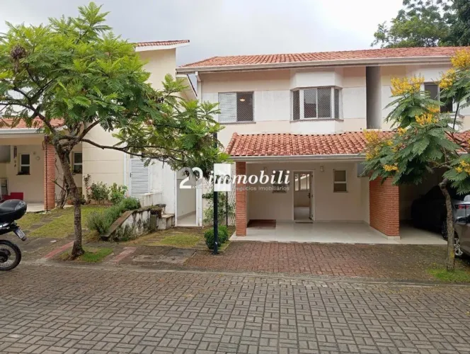 Vende - se Uma Casa, Com Área Construída 200 m2, Área Total Terreno 220 m2, O imóvel ofere