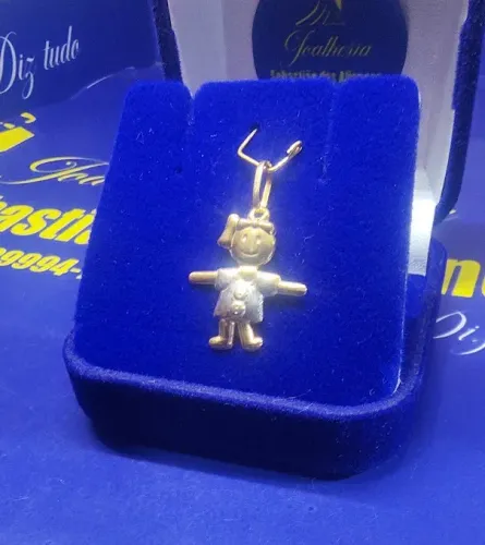 Pingente Menina Boneca 2 Cores de Ouro Branco e Amarelo 18 Kilates Peso 0.60 Grama 20 mm