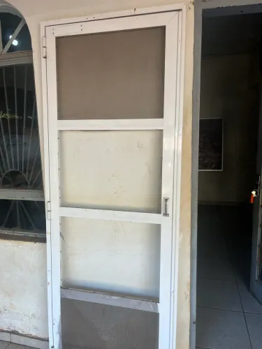 Porta de alumínio e batente com tela mosqueteiro para portas de 80 cm