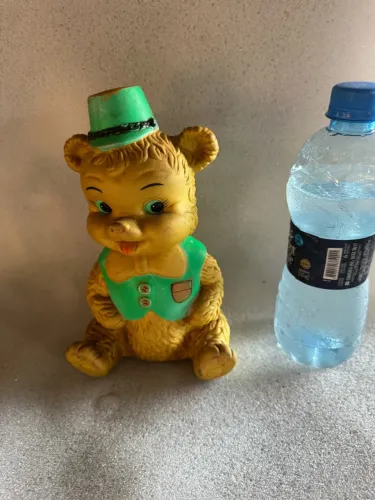 Estatueta de urso de borracha molengao vintage da estrela com chapéu de colete verde