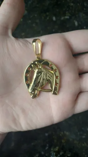 PINGENTE DE FERRADURA DE CAVALO G, BANHADO EM OURO 18K.