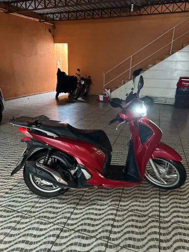 Honda SH 150i vermelha
