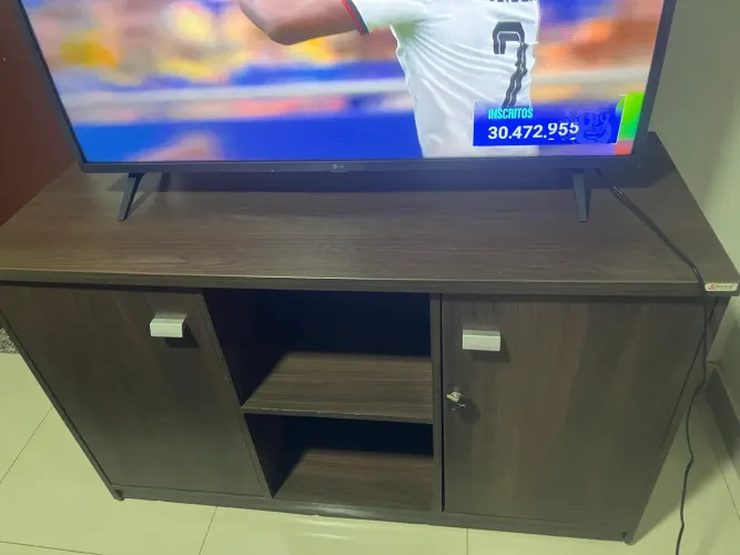 Rack para TV com nichos e portas laterais