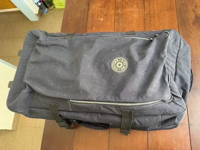 Mala Kipling Azul Marinho com 2 rodas e alça extensora para puxar