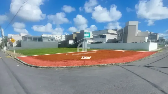 Lote de esquina com 336m², o único disponível no condomínio - Condomínio Jardim América