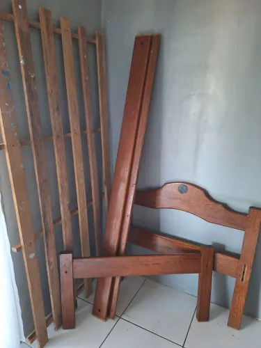 Cama de solteiro velhinha