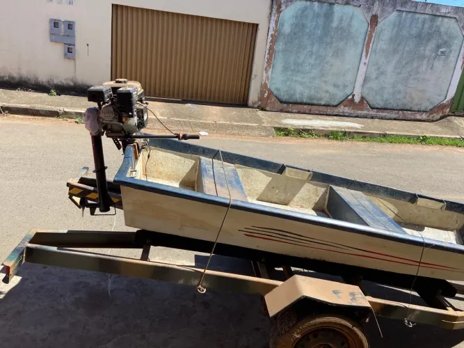 Barco com carretinha e motor a gasolina