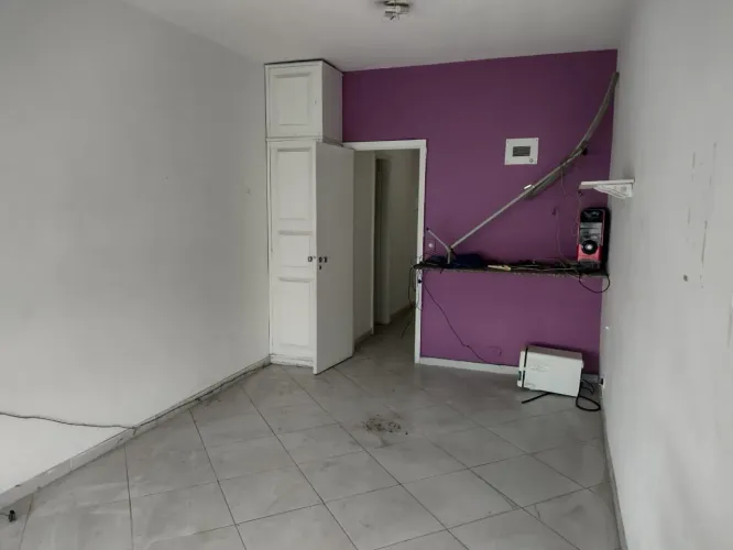 Ótima sala comercial com 30 mts quadrados em frente ao metrô da Pça Saens Pena-Rio de Jane