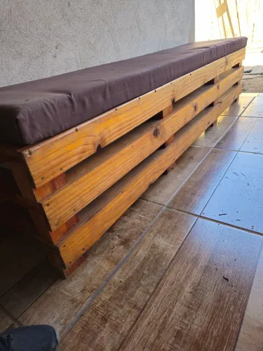 Banco de pallet usado com almofada comprida