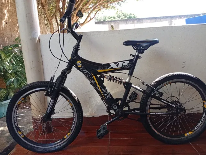 Vendo uma bicicleta em boas condições, só a marcha que está com defeito!