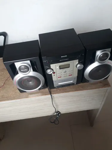 Aparelho de som marca Philips com toca fitas, CD, rádio