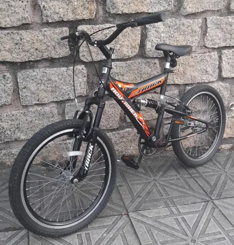Bicicleta aro 20 SEMI NOVA infantil 