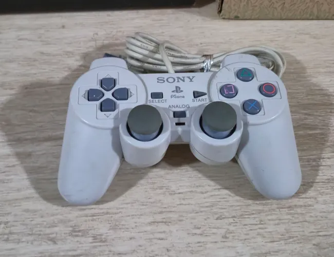Controle playstation 1 com defeito nao da nem sinal para uso de peças ou conserto