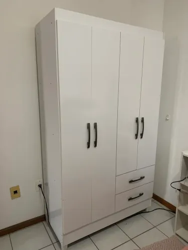 Guarda Roupa Branco 4 portas duas gavetas R$300 buscar no endereço