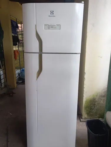 Vende-se uma geladeira Eletrolux Frost Free DFN39 310 litros