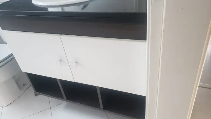 Gabinete para Banheiro MDF Branco e Amadeirado