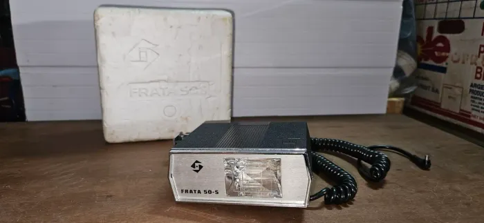 Flash Antigo Frata 50S para Câmeras Analógicas - Item de Colecionador / Cenografia