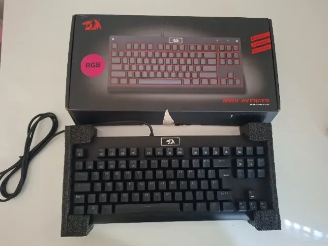 Teclado Mecânico Redragon Dark Avenger K568RGB-2 RGB Switch Outemu Brown ABNT2 - SEMINOVO