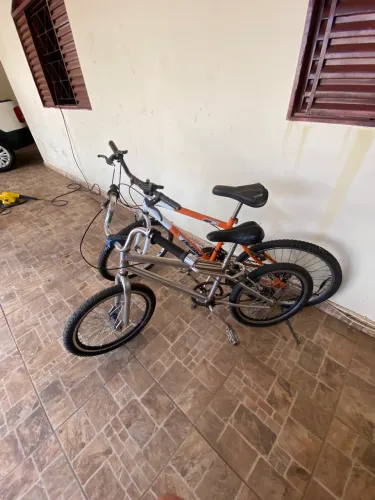 2 bicicletas barato, troco por celular também!!
