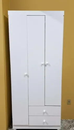 Vendo guarda roupa 3 porta e 2 gaveta nunca foi desmontado.