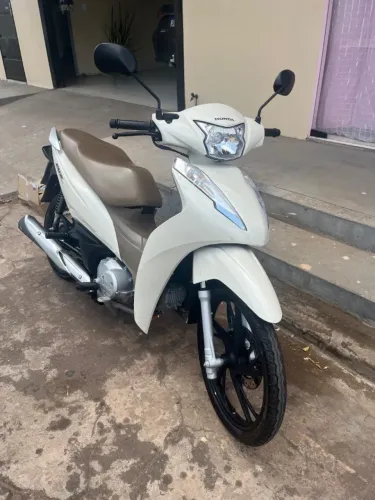 Vende-se semi nova