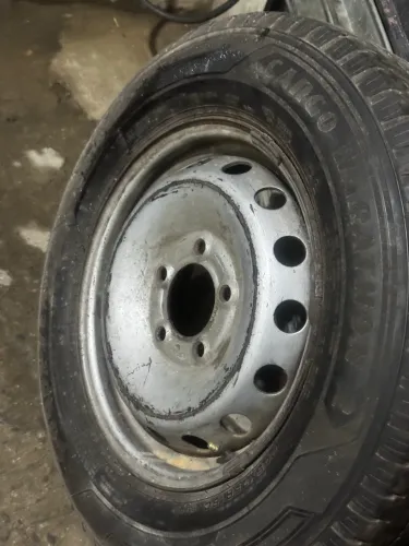 Vendo um pneu de van com aro 205 / 75 / 16 