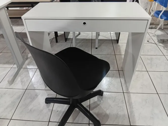 Escrivaninha e cadeira giratória