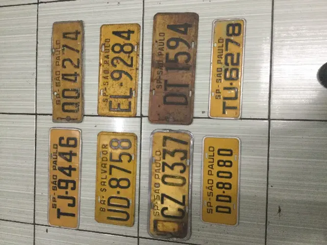 placas antigas amarelas de carro