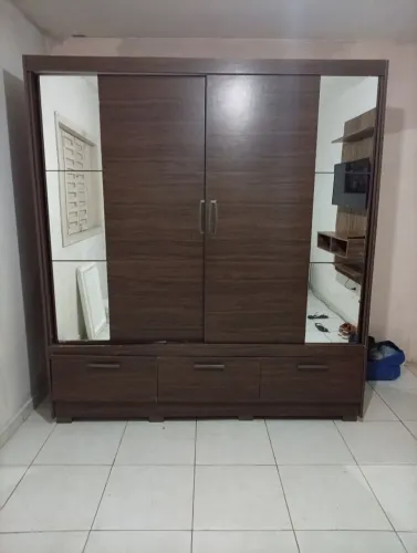 Guarda roupa com espelho 