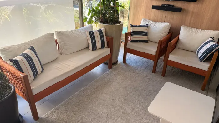 1 sofá 2 lugares e 2 poltronas