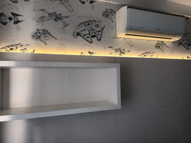Lindo painel, cabeceira com luminária, luz de led em toda volta e nicho para quarto, sala