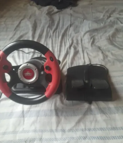Vendo volante Gamer da marca Leadership, Modelo GT Games Da cor Vermelha.