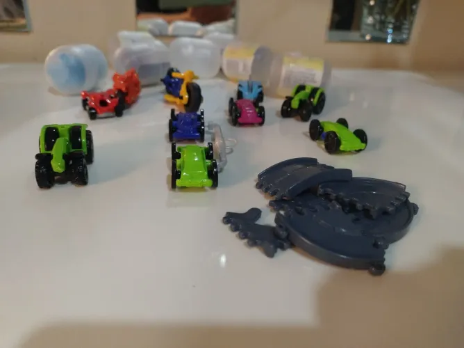 Lote Coleção Kinder Ovo - 10 Carrinhos, Criatura E Peças De Pista