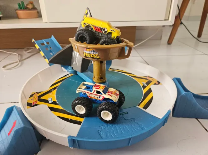 Pista Hot wheels monster trucks tubarão