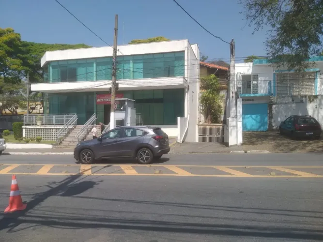 LOCAÇÃO DE PRÉDIO COMERCIAL NA CERRO CORÁ, LAPA, SP.