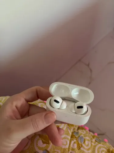 Vendo airpods pro with wireless charging case