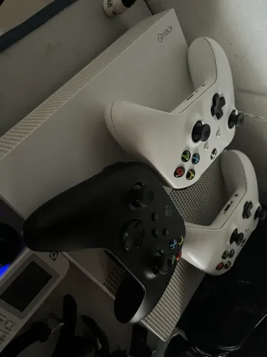 Xbox one com 3 controles
