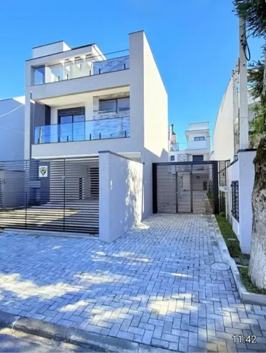 Excelente Sobrado Tríplex com 135 m², 03 quartos, suíte, 02 vagas no Capão da Imbuia - Cur
