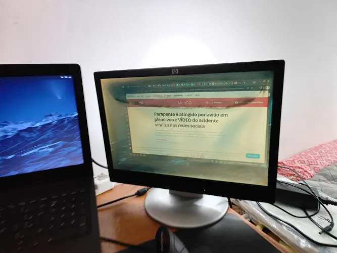 Dois Monitores de Computador.