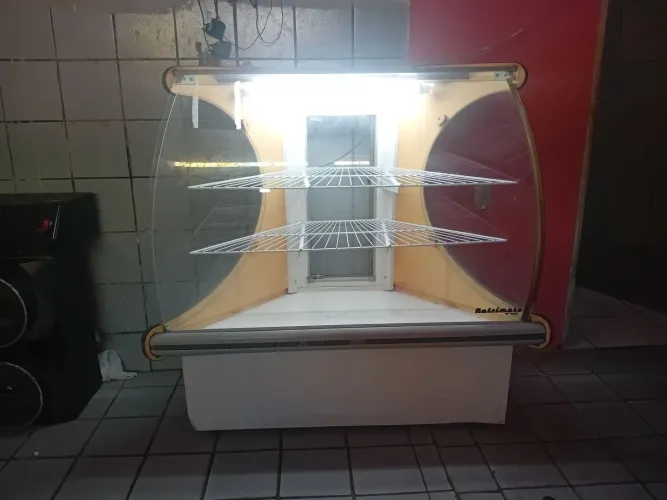 Vendo um Expositor de salgados ,Semi novo funcionando perfeitamente bem ,com iluminação