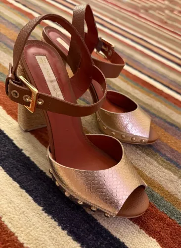 Sandália Jorge Bischoff Anabela Juta Metalizado Rosê Snake Studs Dourados N°38