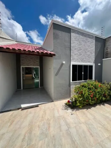 Casa com 3 Quarto(s) e 2 banheiro(s) para Alugar, 175 m² por R$ 2000 / Mês