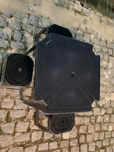 Mesas de plástico com cadeiras 