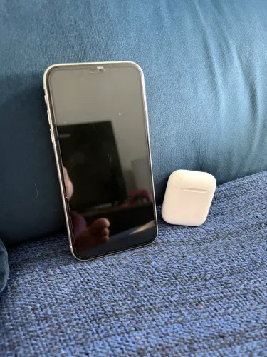 iPhone 11 Branco 128GB + AirPods 2 - R$ 1.200 (combo)