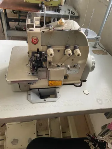 Máquina de costura overloque Singer