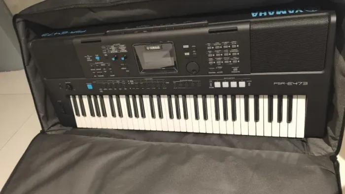 TECLADO Yamaha, modelo PSR E 473 - com case